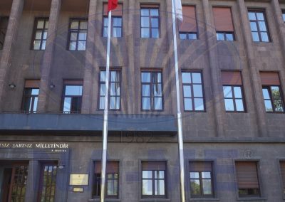 Tarihî kamu binası önündeki bayrak direkleri