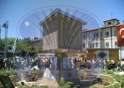 Gaziantep'teki süs havuzunun geniş açıdan görünümü