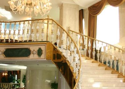 InterContinental Taksim Hotel'deki mermer merdiven ve cam korkuluk