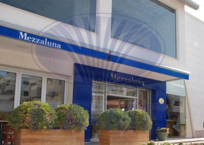 Mezzaluna restoranının giriş cephesi