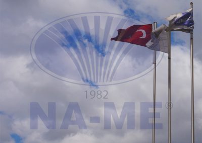 Türk bayrağı ve kurum bayrağı taşıyan direkler
