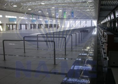 Antalya Havalimanı check-in alanındaki sıra yönlendirme korkulukları