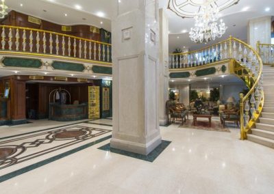 InterContinental Taksim Hotel lobisindeki kavisli merdiven