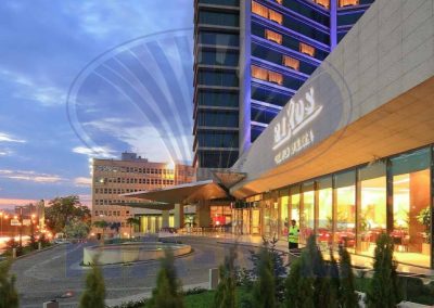 Rixos Grand Hotel giriş cephesinin akşam görünümü