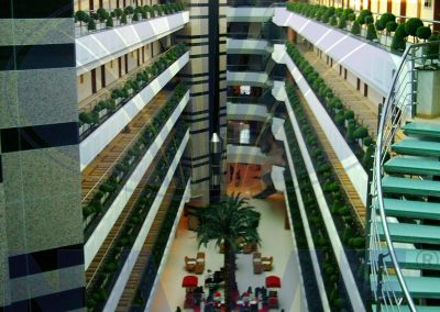 Grand Haber Hotel'in çok katlı atriyumu ve balkonları