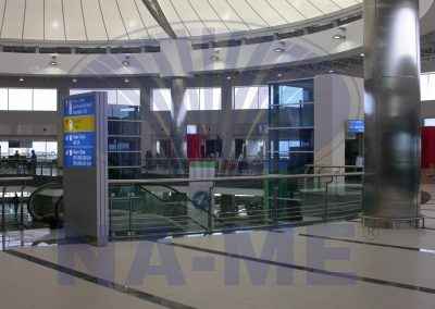 Antalya Havalimanı terminalinin üst katındaki cam korkuluklu geçiş alanı