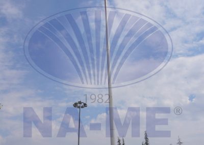 Bulutlu gökyüzünde çift paslanmaz çelik bayrak direği