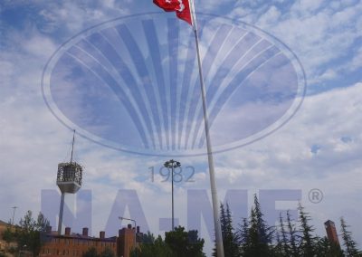 Kent manzarasında Türk bayraklı yüksek bayrak direği