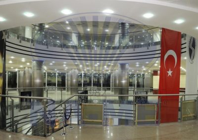 Sakarya Üniversitesi atriyumu, cam korkuluklar ve Türk bayrağı