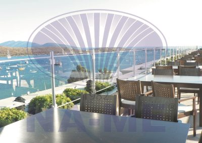 Royal Asarlık Beach Hotel'in deniz manzaralı terası ve cam korkuluğu