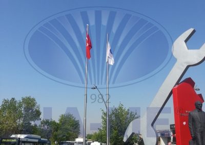 Açık hava heykelinin yanındaki paslanmaz çelik bayrak direkleri