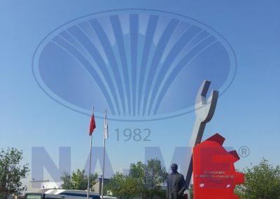 Açık alandaki anıtın yanında bulunan paslanmaz çelik bayrak direkleri
