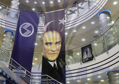 Sakarya Üniversitesi atriyumundaki Atatürk ve üniversite flamaları