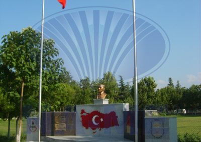 Kurumsal girişteki Türk bayraklı iki paslanmaz çelik direk