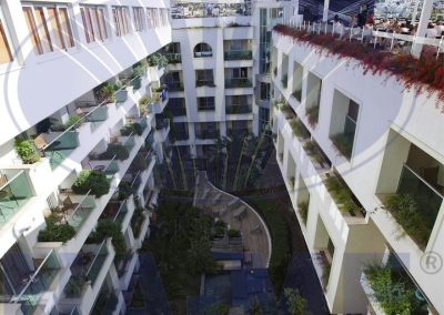 Royal Asarlık Beach Hotel'in çok katlı iç avlusu ve balkonları
