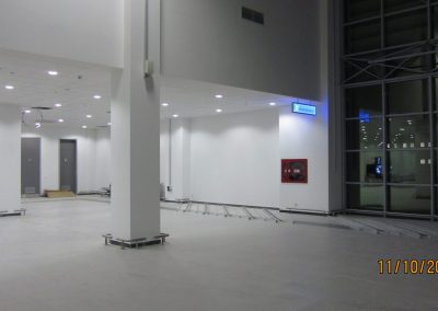 Mezar-ı Şerif Havalimanı'nın boş terminal salonu