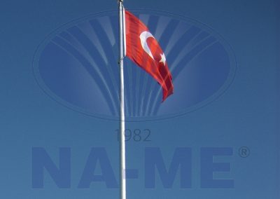 Mavi gökyüzünde dalgalanan Türk bayrağı ve paslanmaz çelik direk