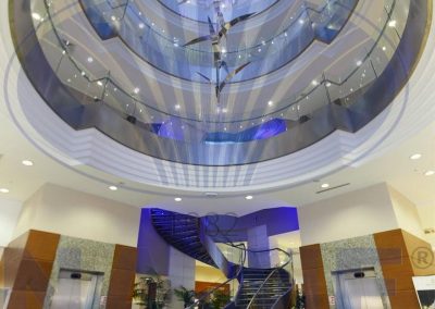 Royal Asarlık Beach Hotel atriyumundaki cam balkonlar ve mavi aydınlatma