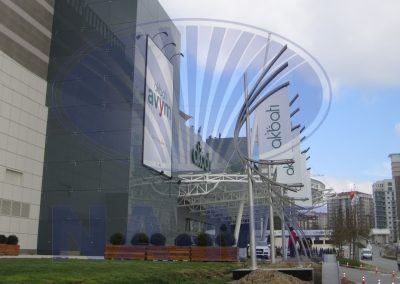 Alışveriş merkezi girişindeki sıralı paslanmaz çelik bayrak direkleri