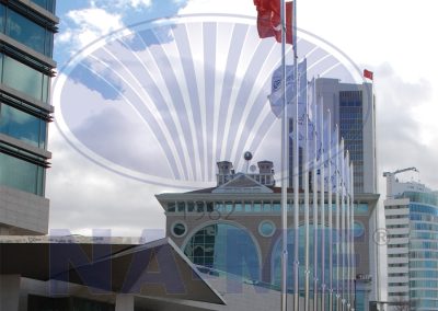 Kent meydanındaki sıralı paslanmaz çelik bayrak direkleri