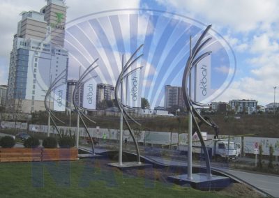 Akbatı AVM dış alanındaki heykelsi metal giriş yapıları