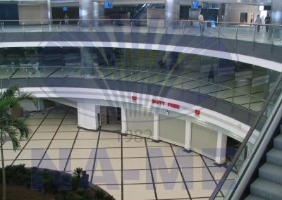 Antalya Havalimanı atriyumuna bakan kavisli cam balkon