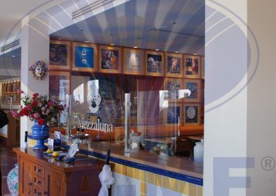 Mezzaluna restoranının servis bankosu