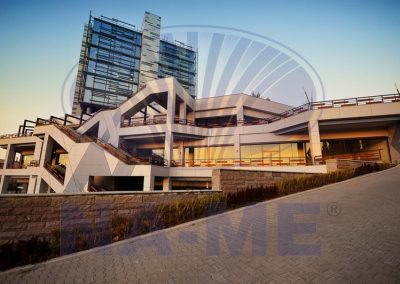 OSTİM Finans ve İş Merkezi dış cephesinin alçak açıdan görünümü