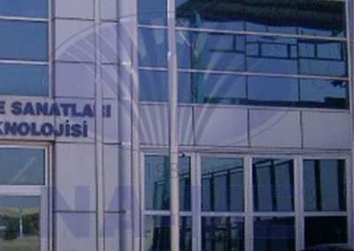 Teknoloji binası girişindeki paslanmaz çelik bayrak direkleri