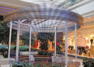 Akbatı AVM içindeki dairesel dekoratif pergola