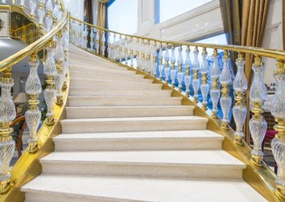 InterContinental Taksim Hotel'deki geniş mermer merdiven ve cam korkuluklar