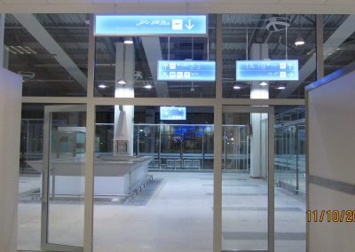 Mezar-ı Şerif Havalimanı'nın cam terminal giriş kapıları