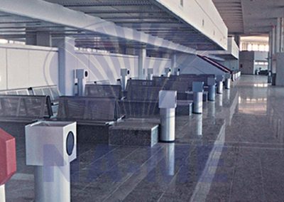 AŞTİ terminalindeki metal koltuklu bekleme alanı
