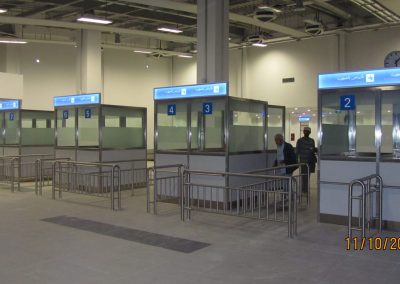 Mezar-ı Şerif Havalimanı'ndaki kontrol bankoları ve sıra korkulukları