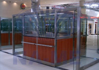 Antalya Havalimanı terminalindeki cam ve ahşap hizmet kabini
