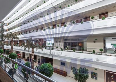 Grand Haber Hotel'in çok katlı atriyumu ve balkon korkulukları