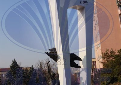 Yenimahalle Belediyesi ek hizmet binasındaki heykelin yandan görünümü