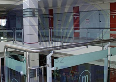 Maximum AVM'nin üst katındaki cam ve paslanmaz çelik korkuluk