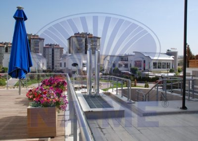 Alımcı Park AVM terasındaki çiçeklikler ve cam korkuluklar