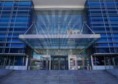 TOBB Üniversitesi'nin cam giriş saçağı ve mavi cephesi