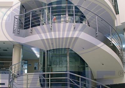 Akman Konutları'ndaki kavisli balkon korkuluklarının yakın görünümü