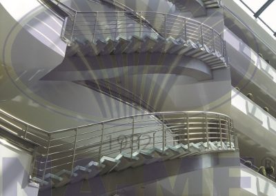 Grand Haber Hotel atriyumundaki çok kollu paslanmaz çelik merdiven