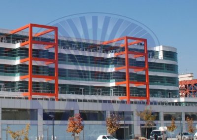 Yenimahalle Belediyesi ek hizmet binasının kırmızı çerçeveli cephesi