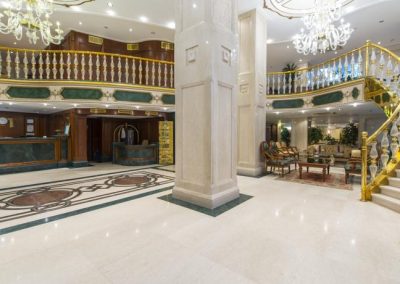 InterContinental Taksim Hotel'in mermer lobisi ve süslü merdiveni