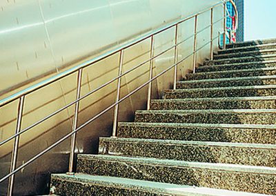 Metro istasyonundaki granit merdiven ve paslanmaz çelik küpeşte