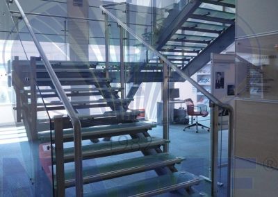 TOBB Üniversitesi'ndeki açık basamaklı çelik ve cam merdiven