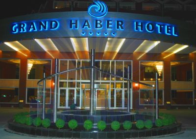 Grand Haber Hotel girişinin gece görünümü