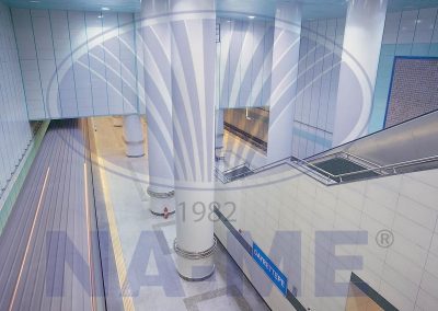 Metro istasyonundaki yürüyen merdivenlerin üstten görünümü