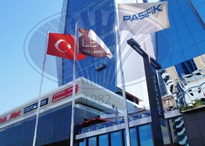 Ticari bina önündeki Türk bayraklı paslanmaz çelik direkler