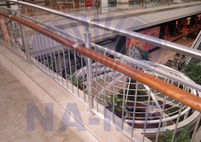 Akbatı AVM'deki ahşap küpeşteli metal merdiven korkuluğu